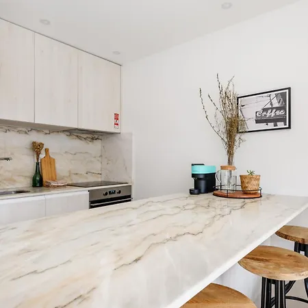 Lovely 2-bed In The Centre With A Sunny Balcony Apartmán