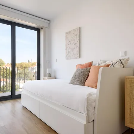 Lovely 2-bed In The Centre With A Sunny Balcony