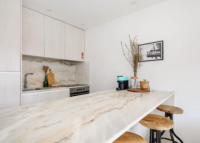 Lovely 2-bed In The Centre With A Sunny Balcony 아파트